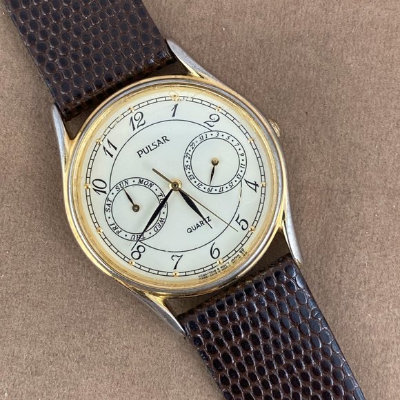 Vintage 2 Tone Gold and Silver Pulsar 12 Hour Watch 2 Sub Dials Day and Date - Picture 3 of 8
